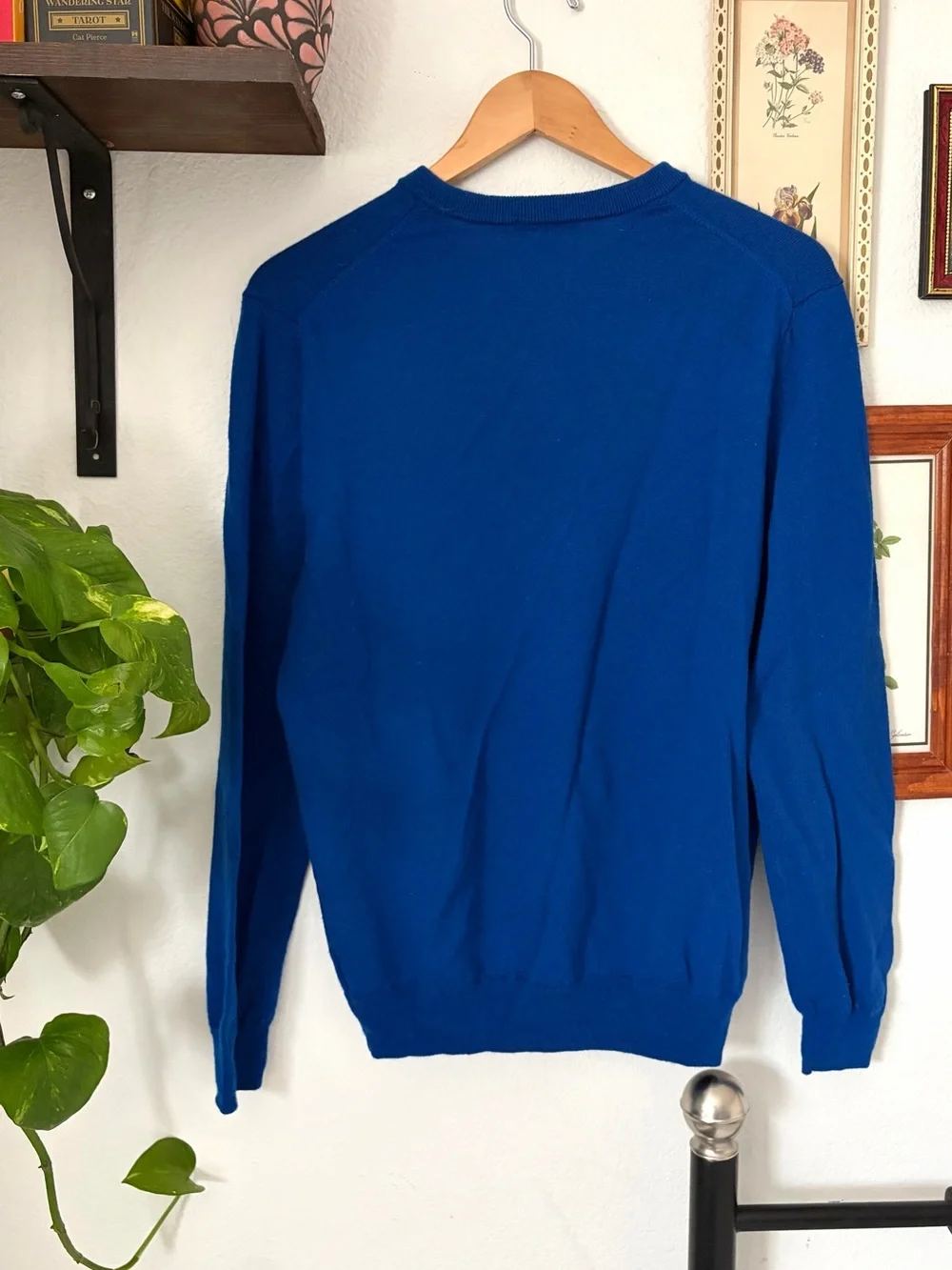 Italian Merino Wool V-Neck Sweater in a deep rich Blue Large - GAP minor flaw